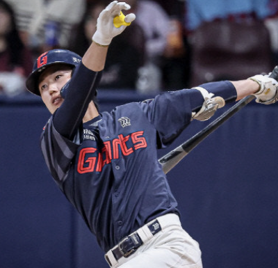 롯데 자이언츠 내야수 전민재 타격 장면