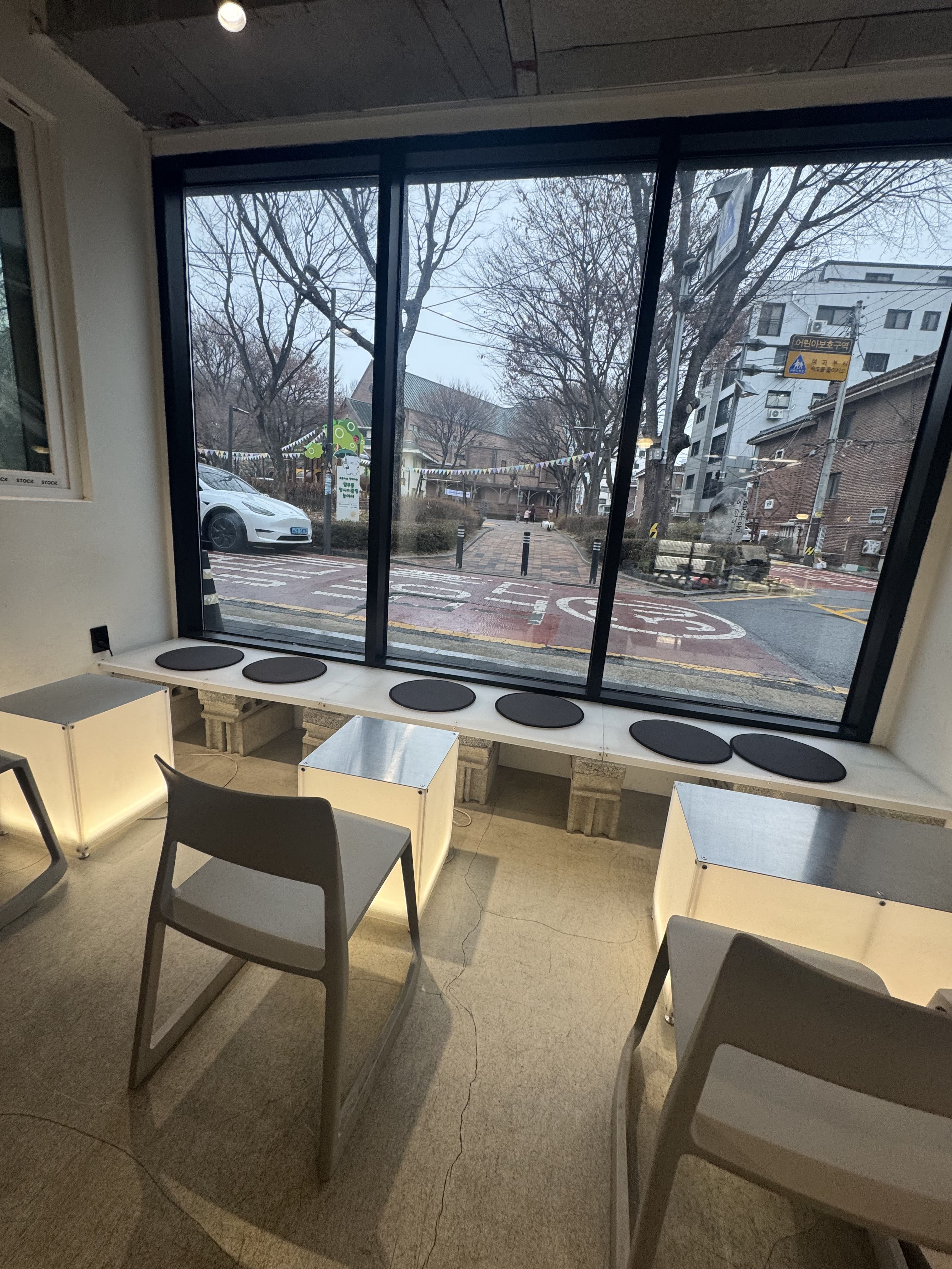 고덕동 카페 스탁 창문뷰