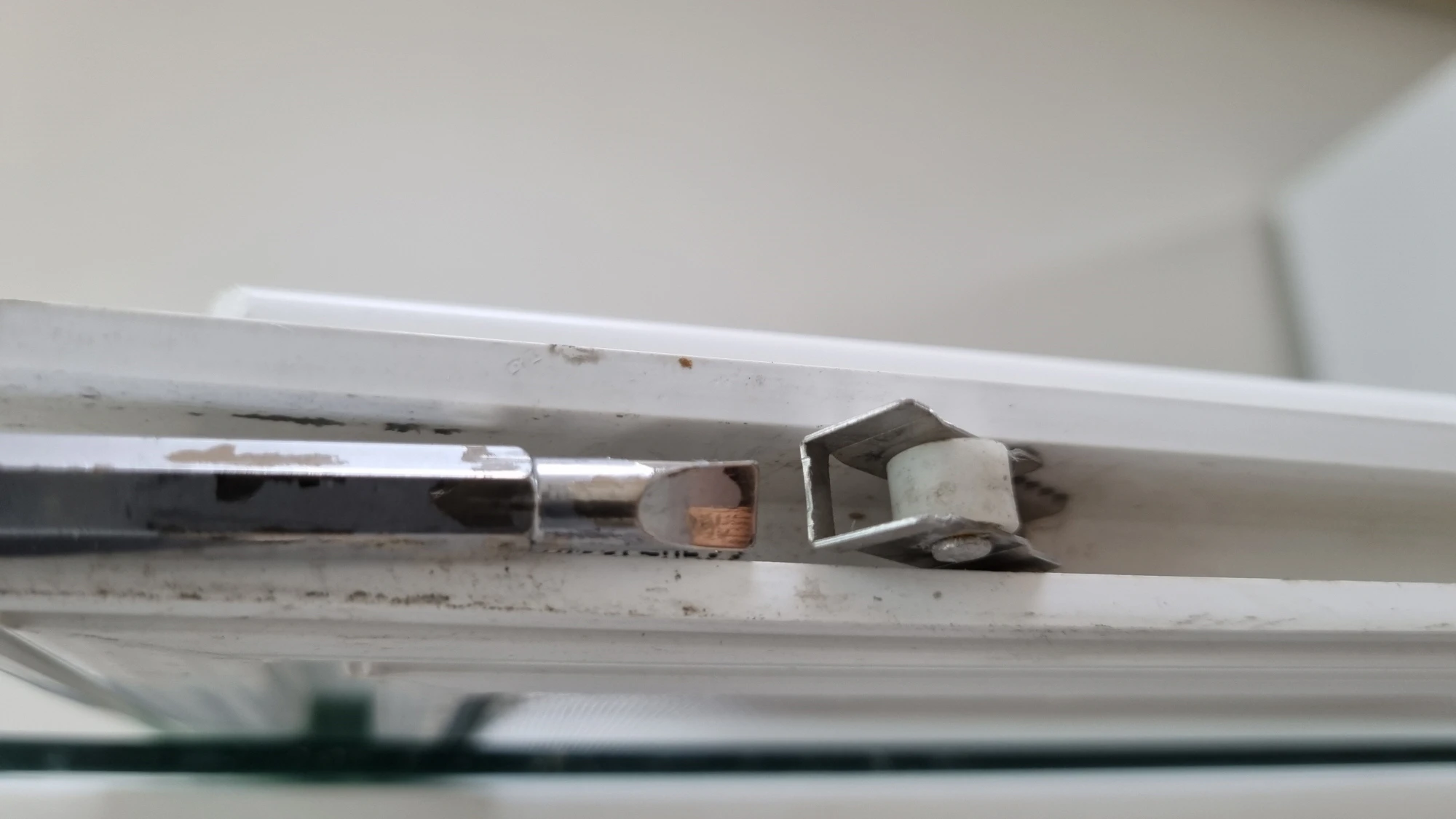 방충망 롤러 빼는 모습