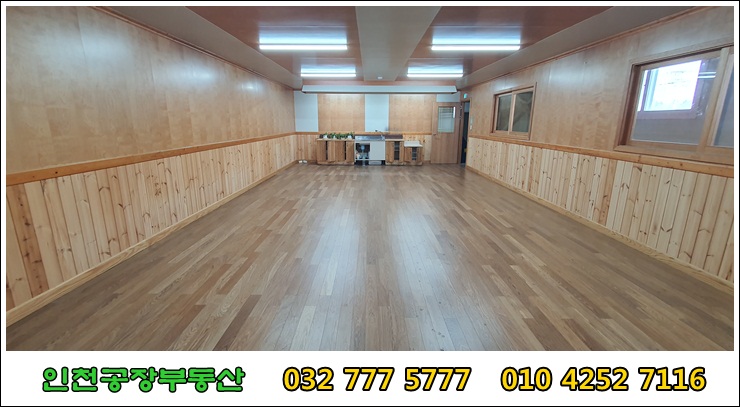 1층 내부에 복층으로 설비된 사무실 전경-우드 패널로 꾸며져 있음