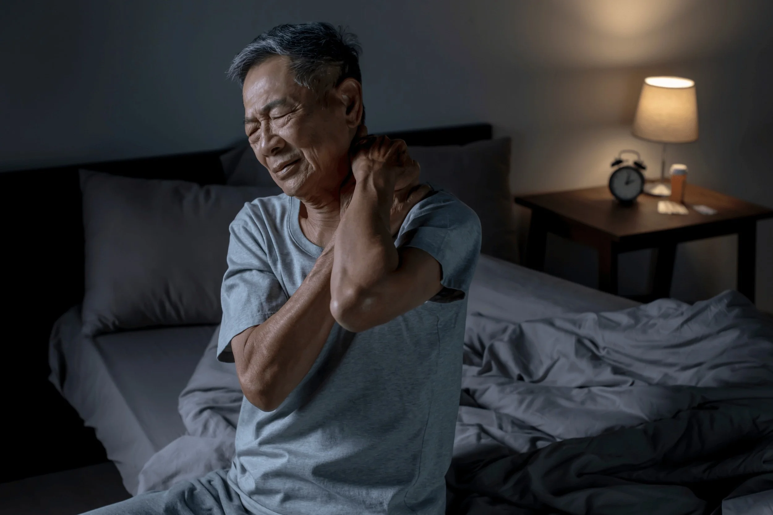 밤에 어깨통증을 호소하는 사람