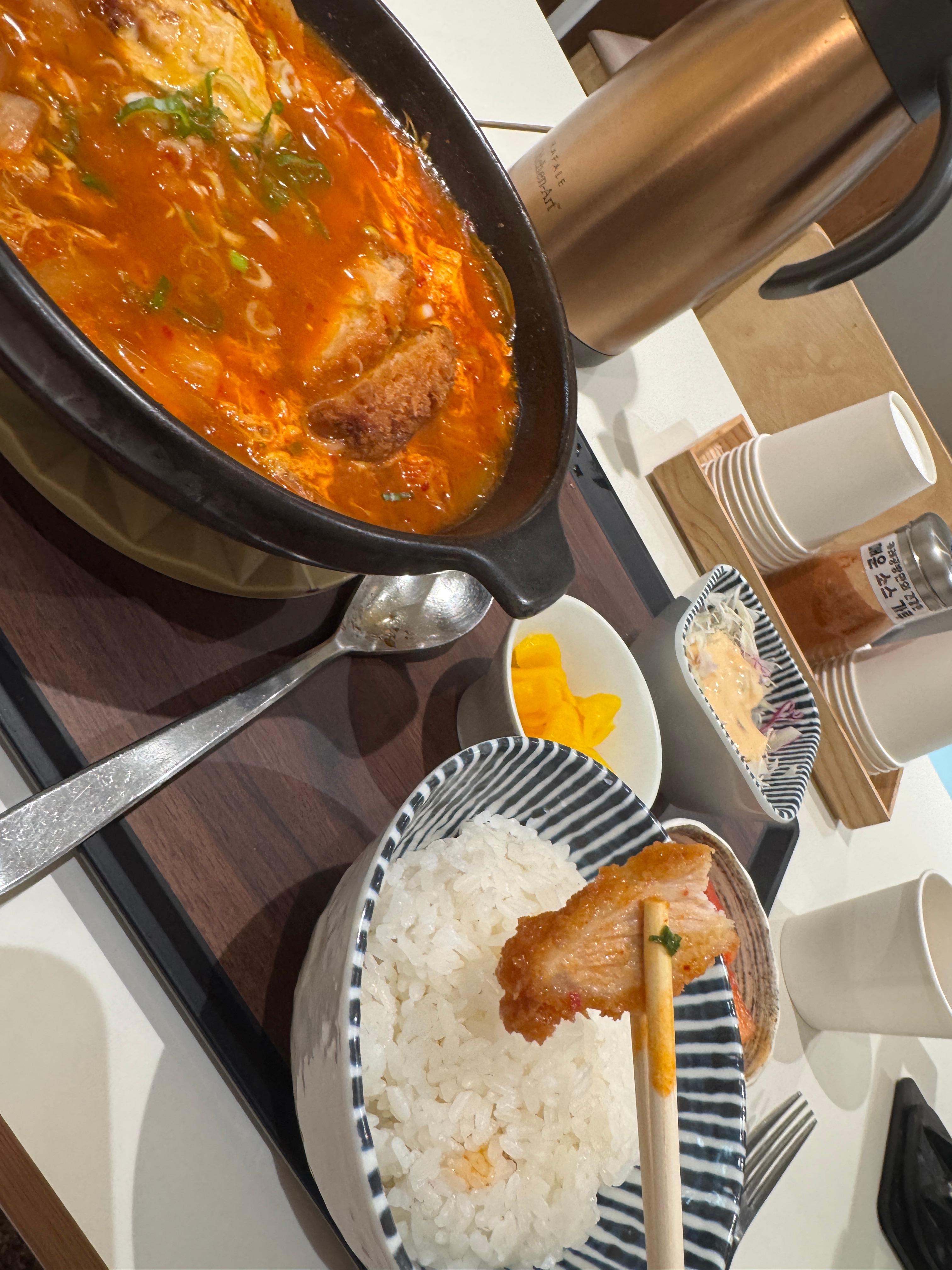 서현 카레공방 김치나베 돈가스와 흰쌀밥 한입 조합