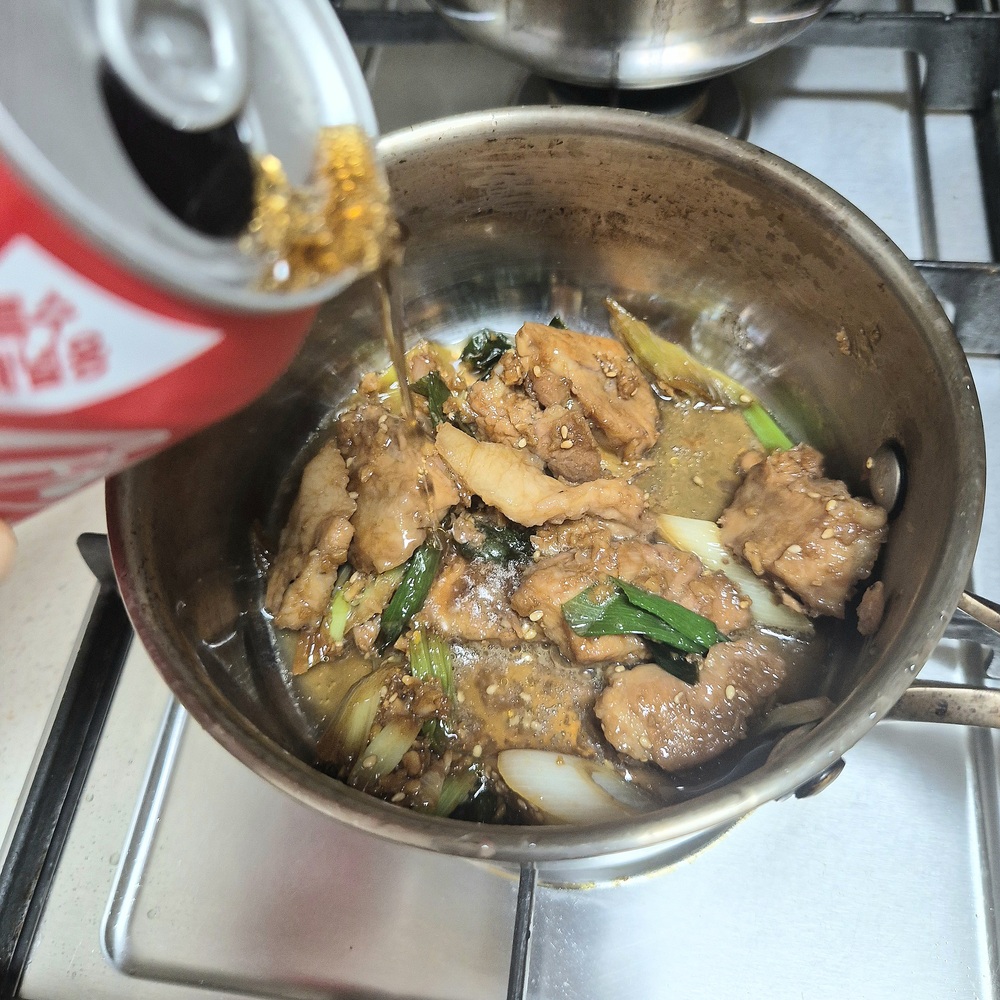 간장 양념한 수육에 콜라를 넣어 다시 졸이는 모습