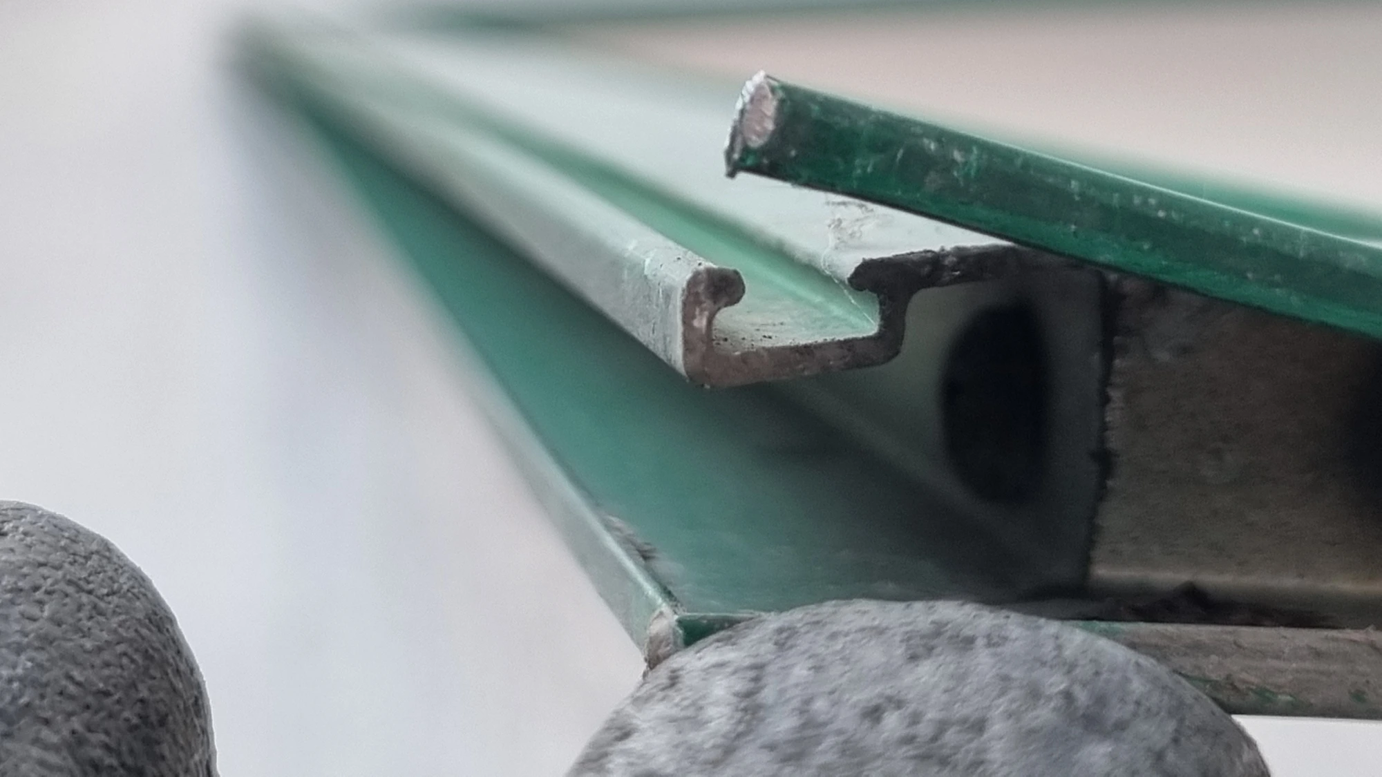 방충망 털 끼우는 곳