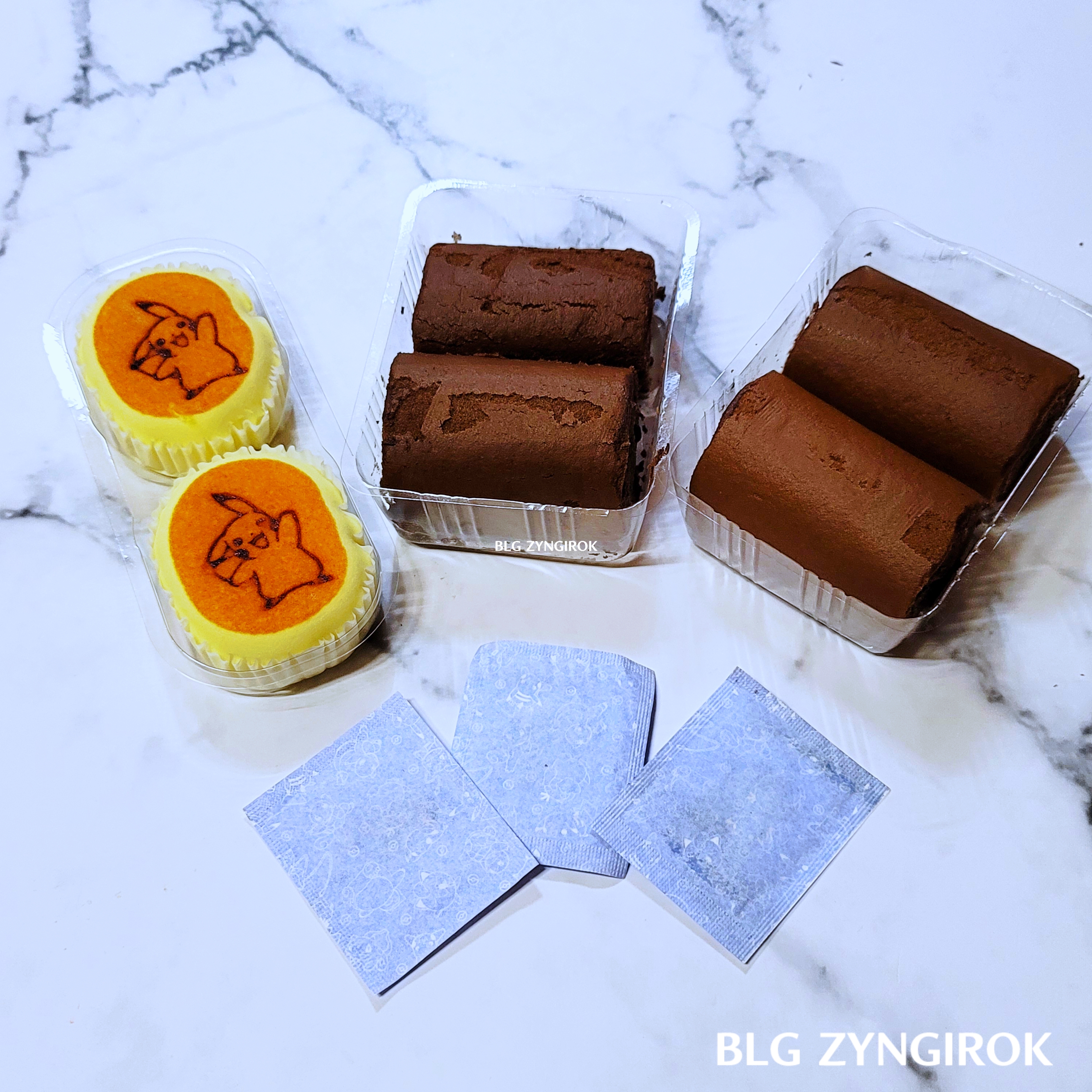 포장지를-뜯은-포켓몬스터-빵과-띠부띠부씰들이다.