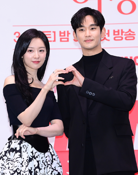 배우 김지원과 김수현이 7일 오전 서울 구로구 라마다호텔에서 열린 tvN 새 토일드라마 &#39;눈물의 여왕&#39;(극본 박지은 연출 장영우 김희원) 제작발표회에 참석하고 있다. [사진=정소희 기자]