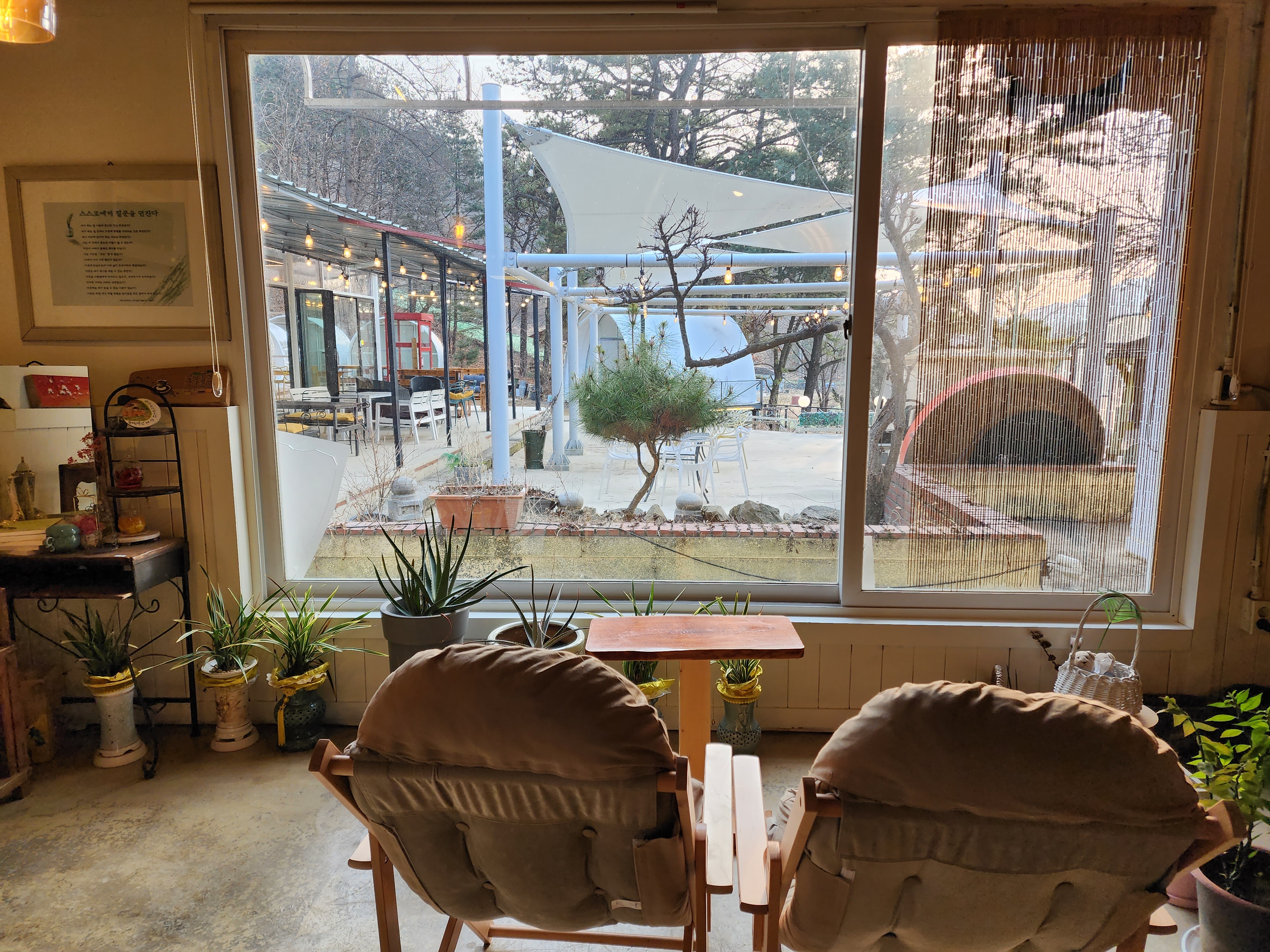 카페 창가 자리