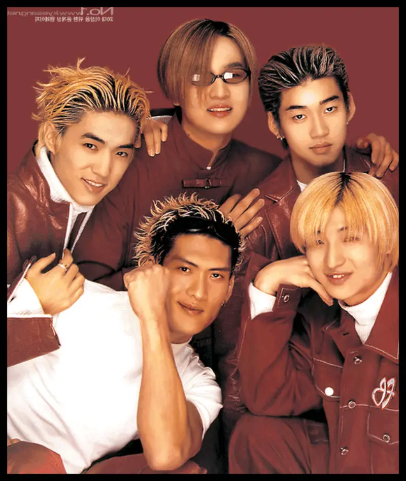 갈색을 배경으로 갈색 가죽 점퍼를 입고 노랑머리를 하고 있는 5인조 그룹 god 단체 사진