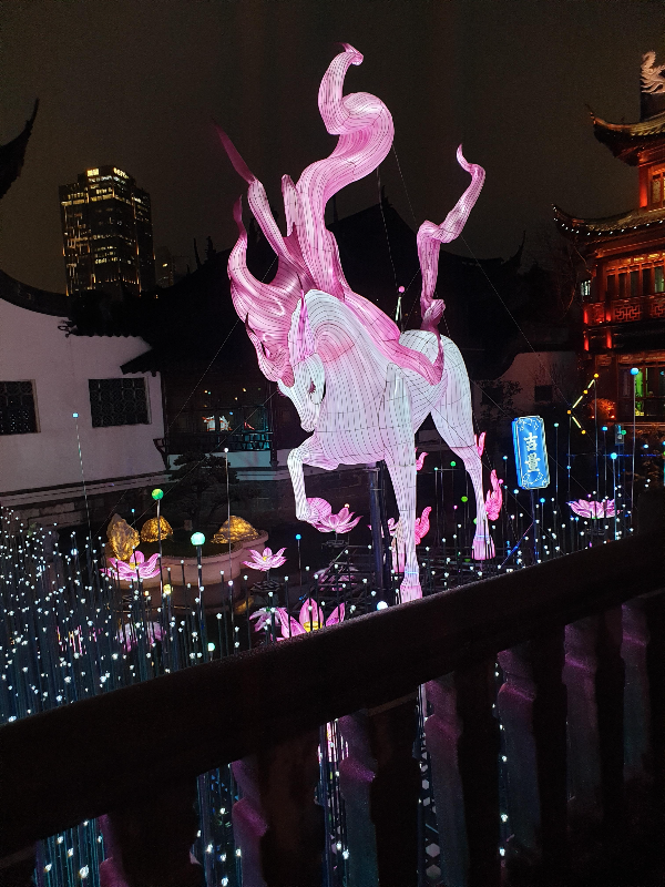 핑크색 유니콘이 땅을 박차고 달리는 듯 하다.