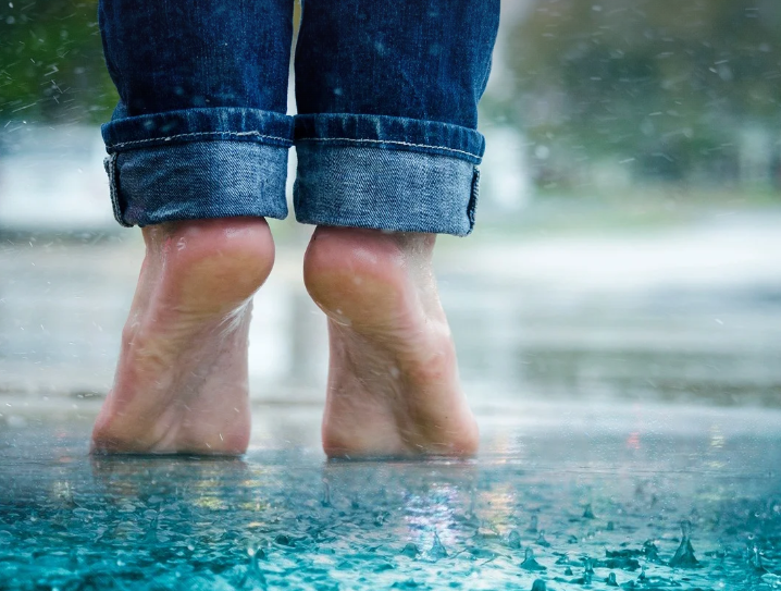 하루 10분 맨발 걷기가 몸에 미치는 변화