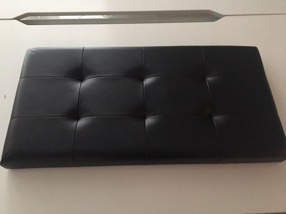 검은색 가죽 질감과 버튼 스티치가 들어간 BLMG 블루밍홈 접이식 수납스툴의자 상판