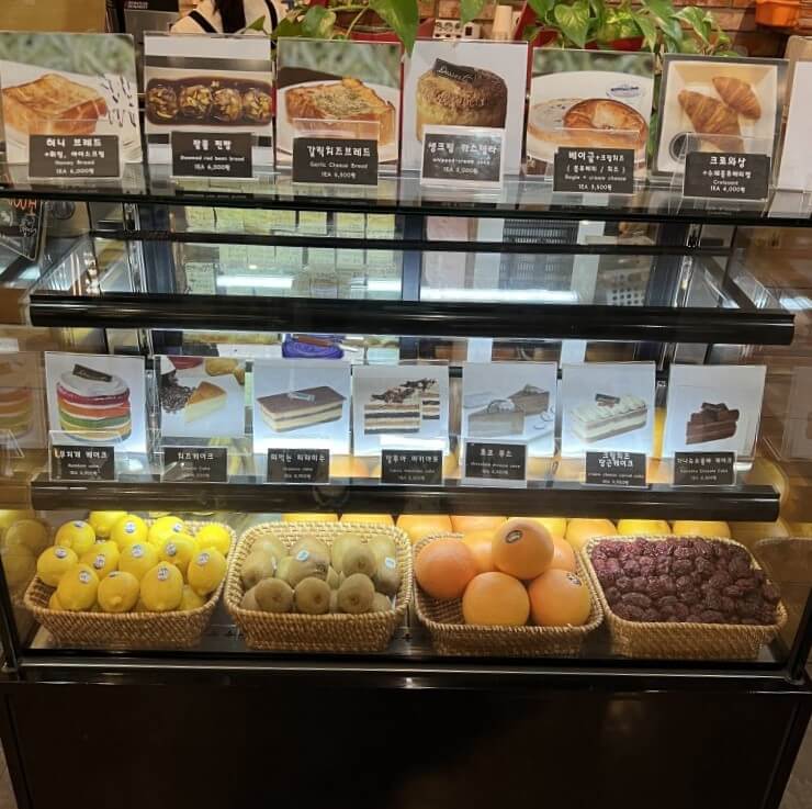 과일과 케잌 냉장고