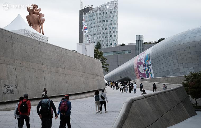 동대문디자인플라자(DDP)에는 아침 일찍 시작하는 '2022 서울 걷자 페스티벌'에 참가하려는 시민들로 북적였다. ⓒ김아름