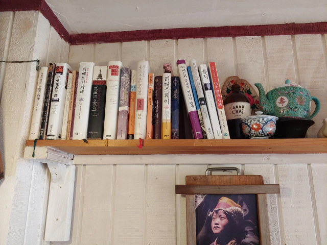  경복궁역-1번-출구-인왕산-자락길에서-만난&amp;#44;-&amp;#39;사직동&amp;#44;-그-가게&amp;#39;-티베트에-관한-책들