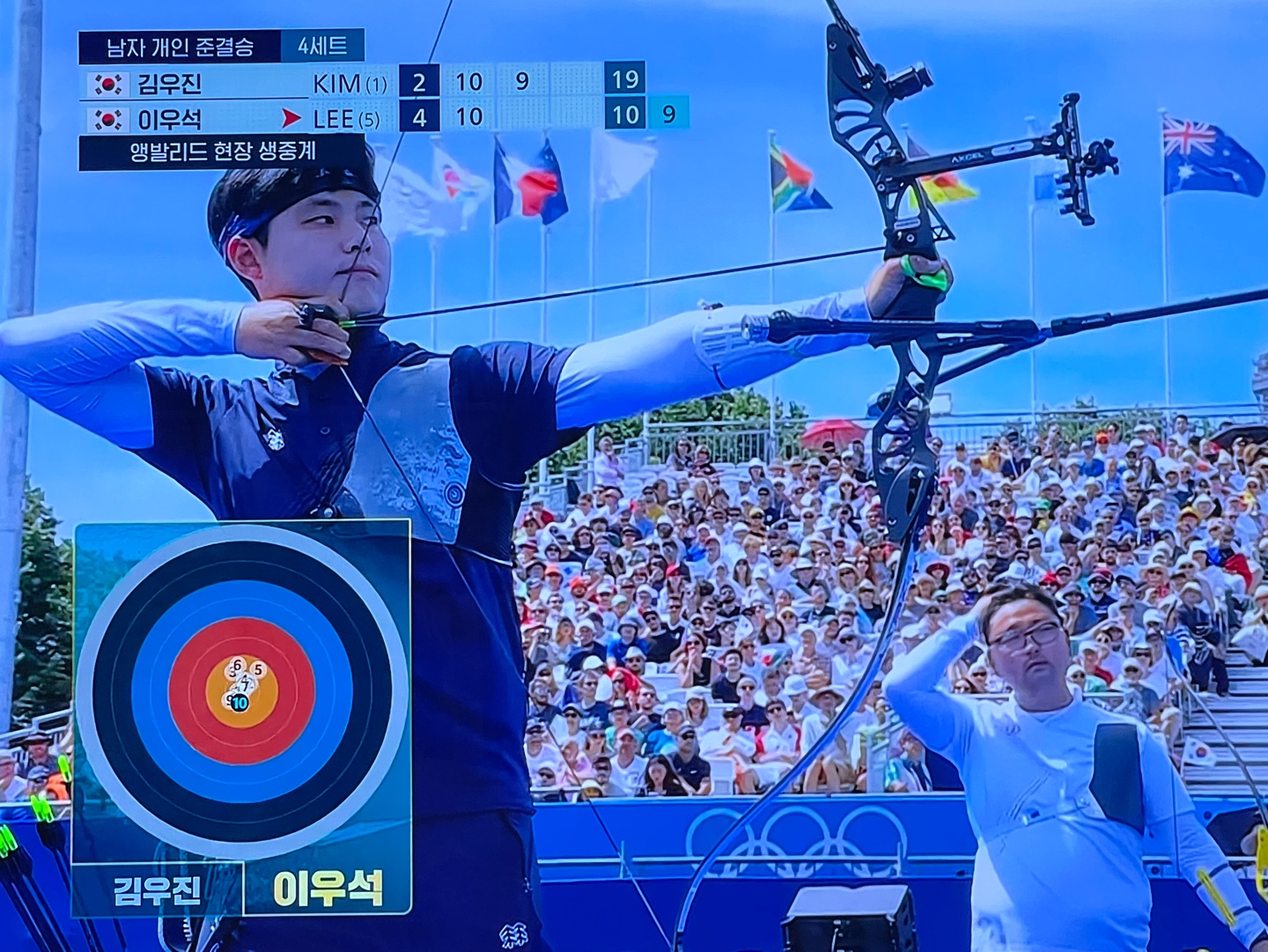 파리올림픽 양궁 남자 개인 준결승 전 김우진 선수 모습