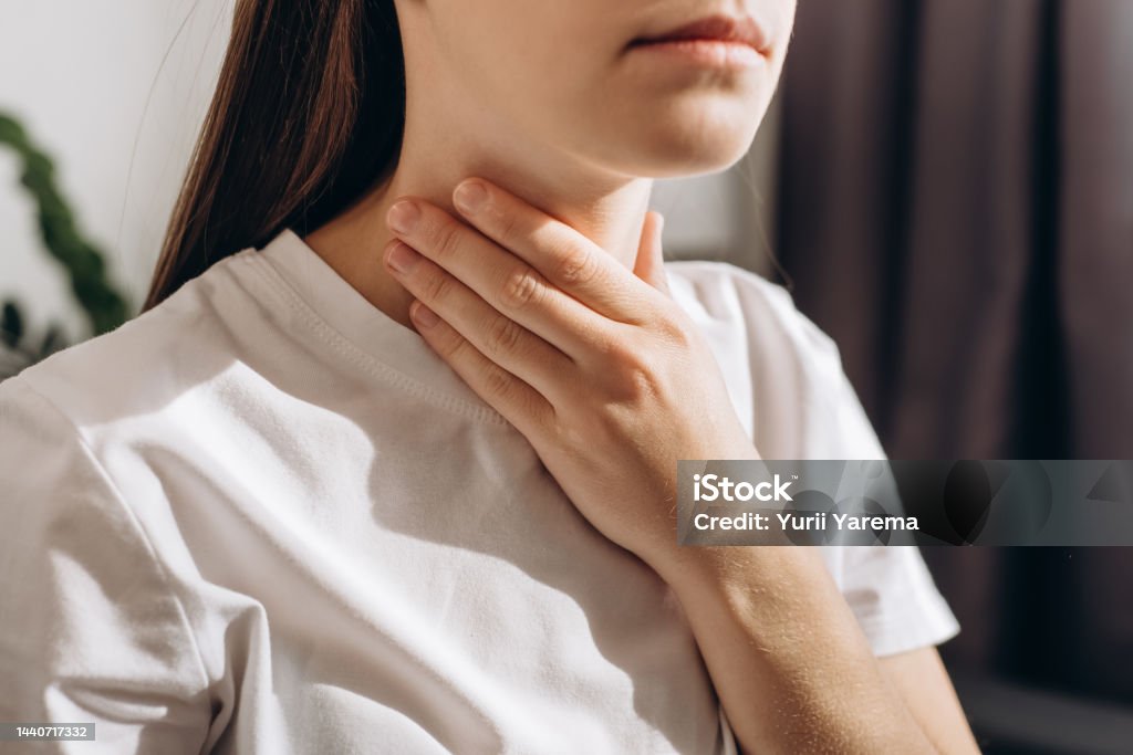 목 주름 관리법에는 홈케어와 시술이 있다