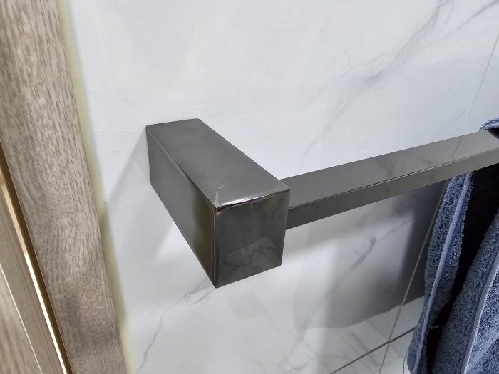 욕실-타일에-설치된-수건걸이