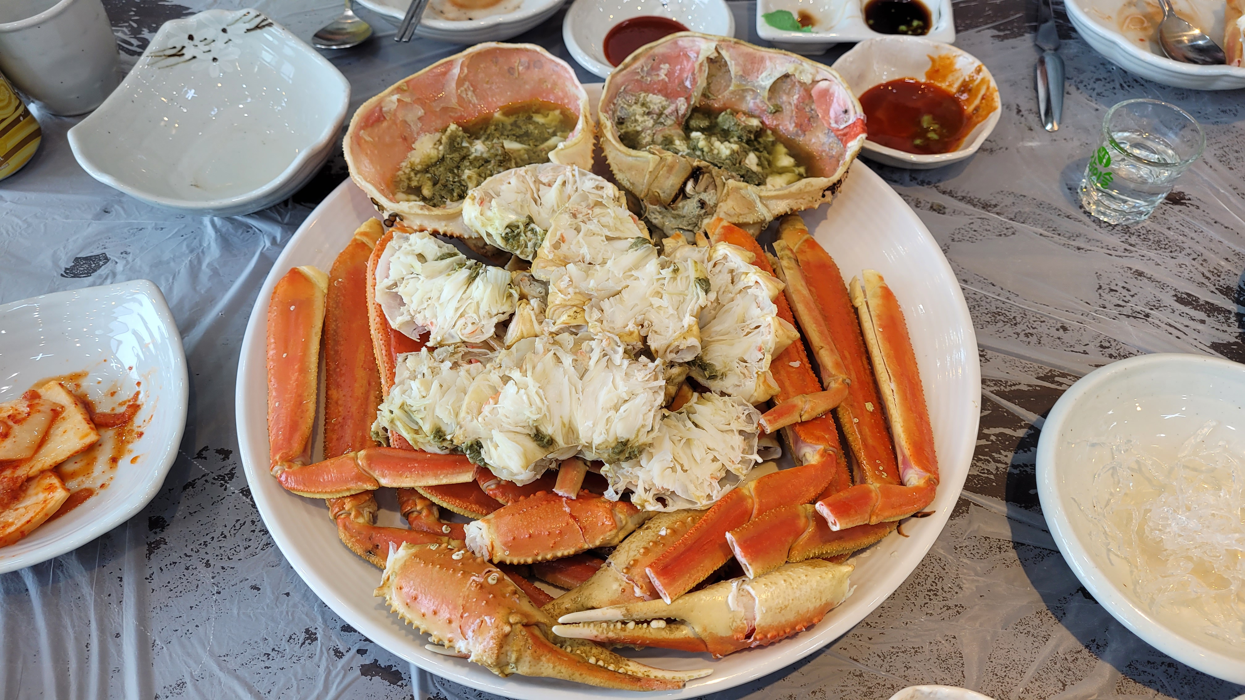 접시에 담긴 손질된 대게