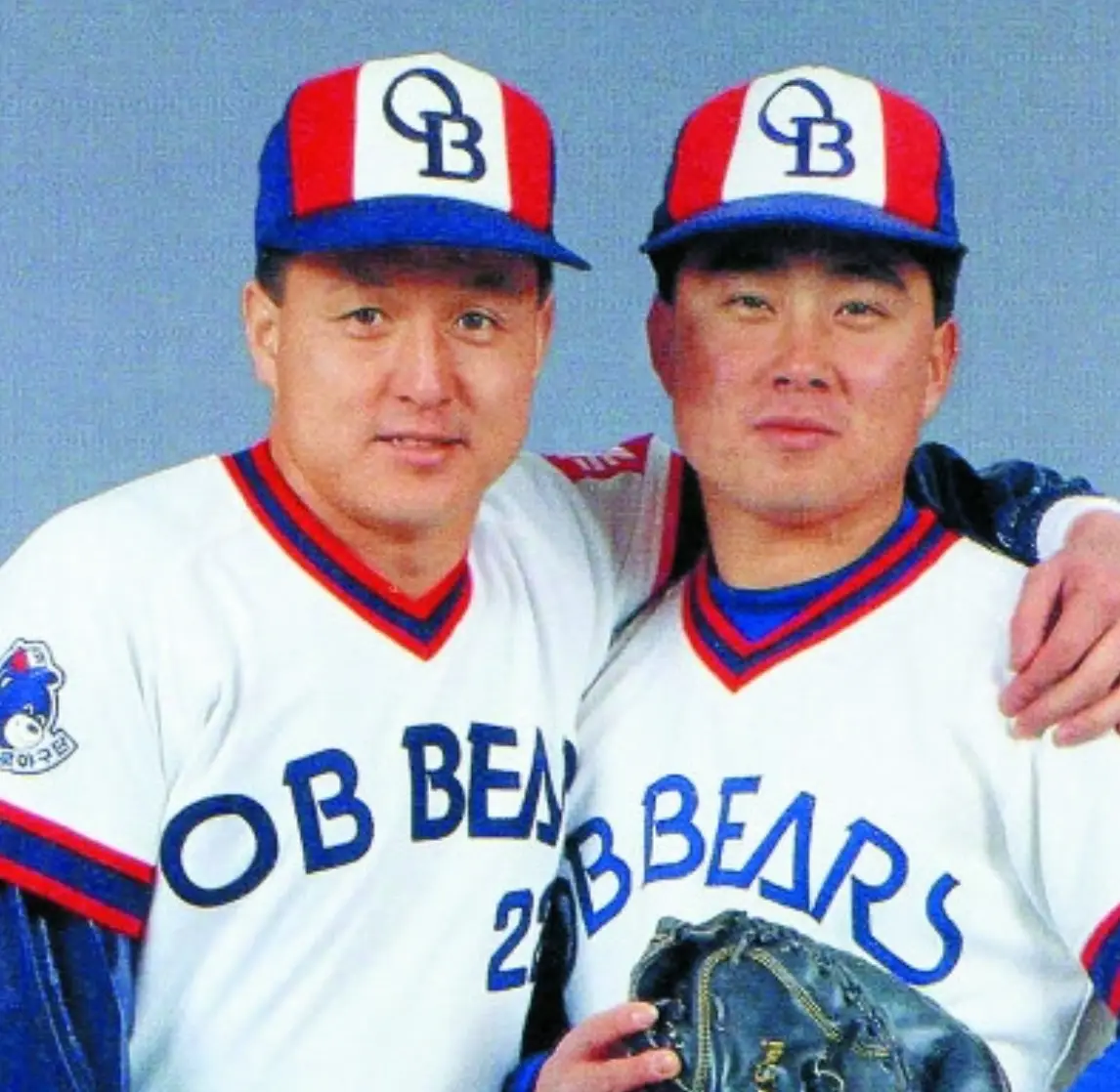 현역시절 OB베어스 유니폼을 입고 동료와 어깨동무하며 웃고있는 김경문