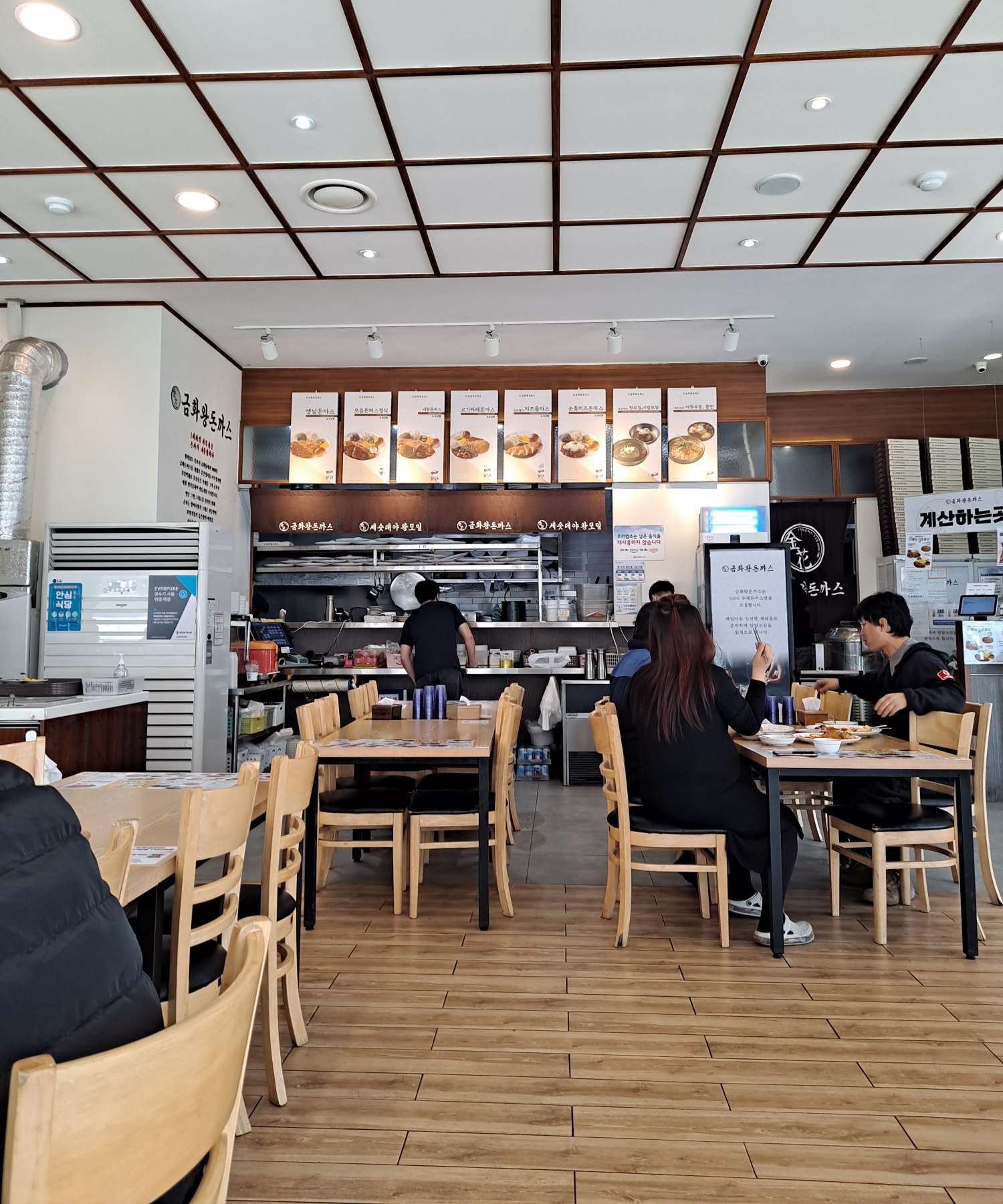 금화왕돈까스 본점 풍경