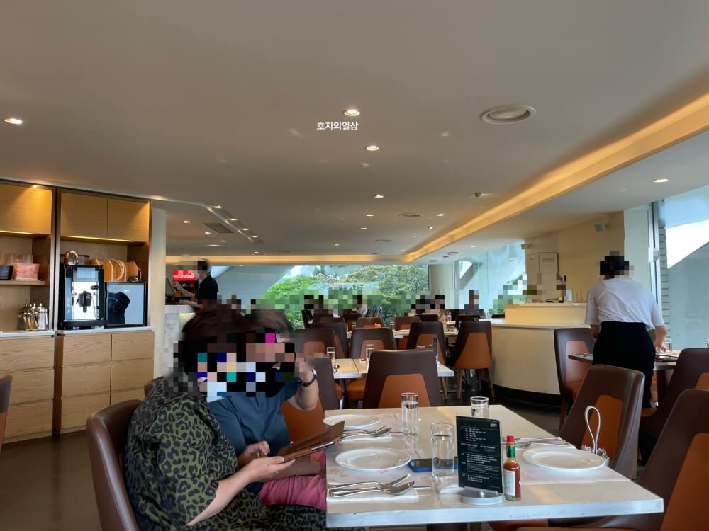 비스타 워커힐 서울 피자힐 - 매장 내부 붐비는 모습