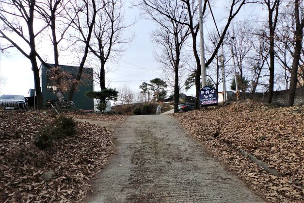산 위에 카페촌&#44; 운유산 농원&#44; 차량이 다니는 길&#44;