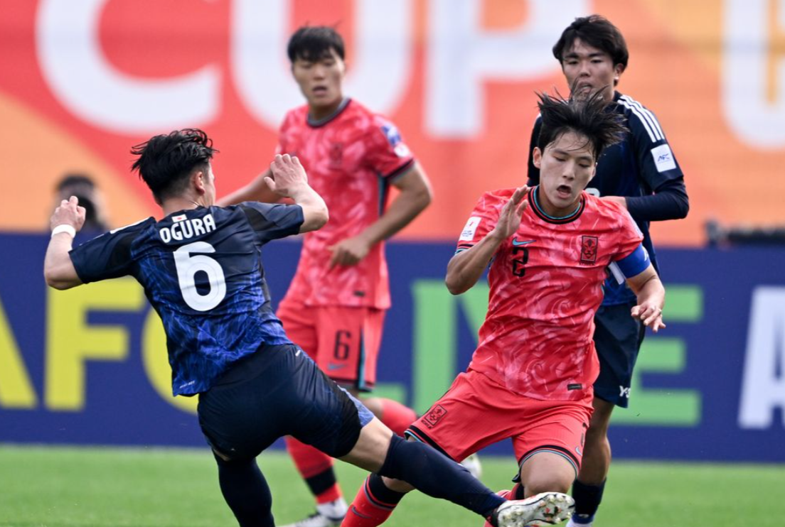 상대선수와 볼싸움을 하고 있는 배현서 모습