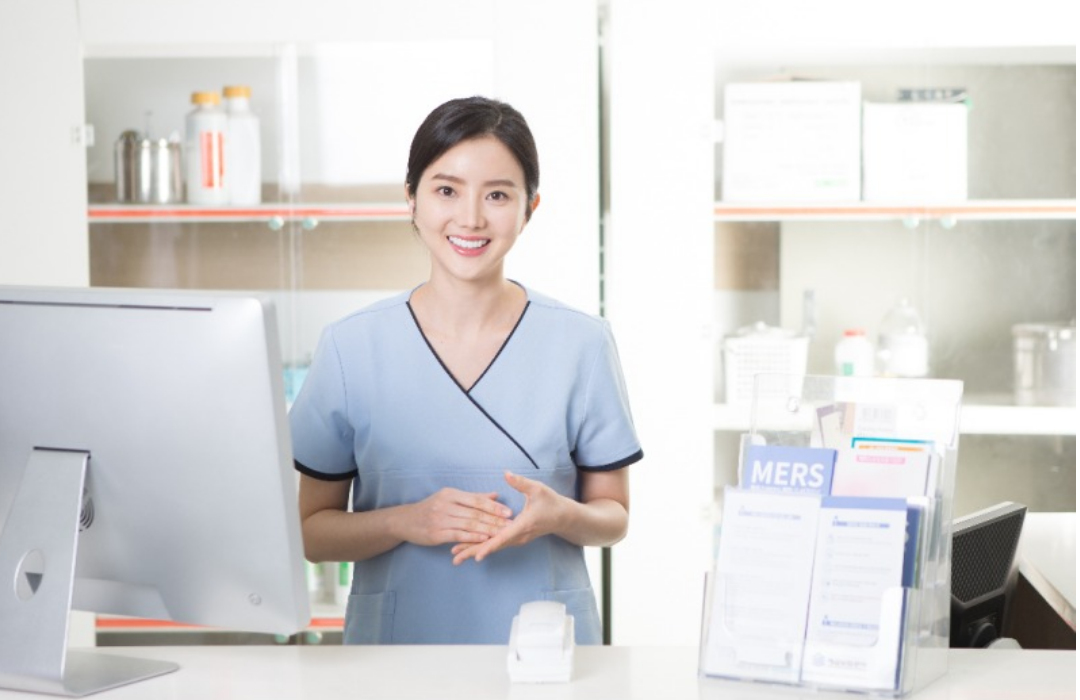 간병인이 활짝 웃고 있다.