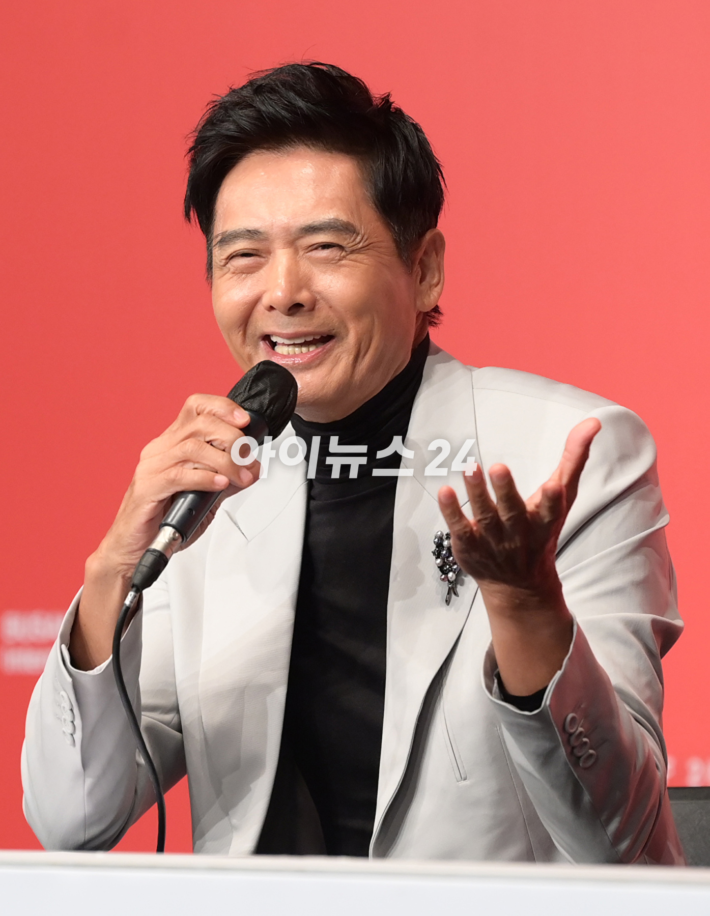 배우 주윤발(저우룬파)이&nbsp;5일 오후 부산광역시 해운대구 우동 KNN타워에서 진행된 제28회 부산국제영화제 공식 기자회견에 참석해 포토타임을 갖고 있다. [사진=정소희 기자]