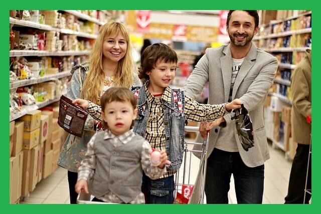 마트-쇼핑하는-가족들