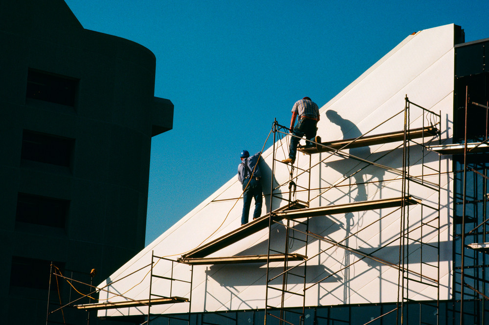 건물 에너지 관리 시스템은 에너지 사용량을 실시간으로 모니터링하고 분석할 수 있어, 에너지를 효율적으로 사용할 수 있는 방안을 제시합니다