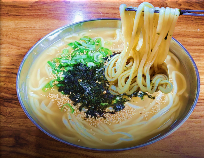 직접 뽑아낸 손칼국수