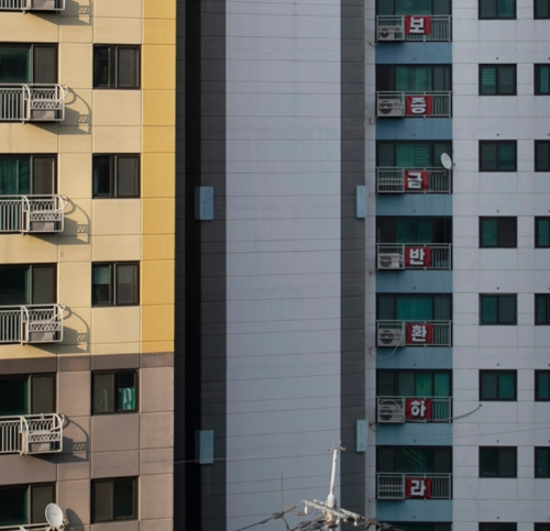 알트태그-보증금 반환 촉구 문구가 내걸린 아파트