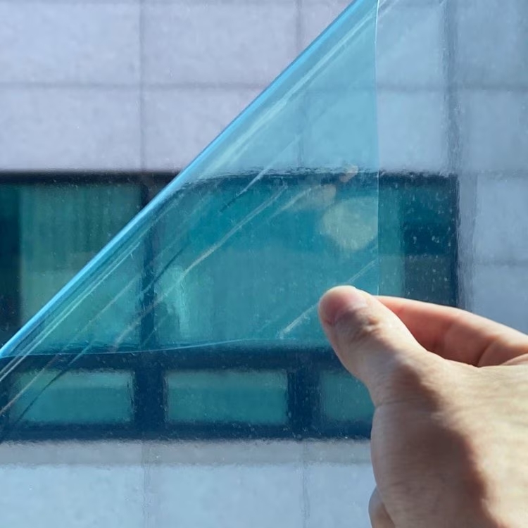 창문에 단열 필름을 붙이면 실내 온도를 2~3℃ 낮출 수 있어요