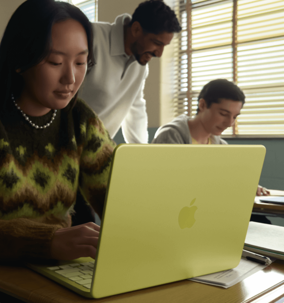 맥북 네오의 시트러스 색상을 여학생이 켜서 사용 중인 모습