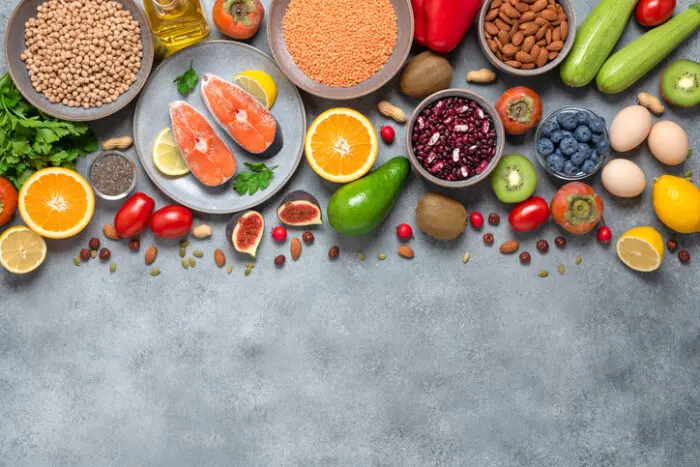 다양한 건강식품들이 놓여진 테이블