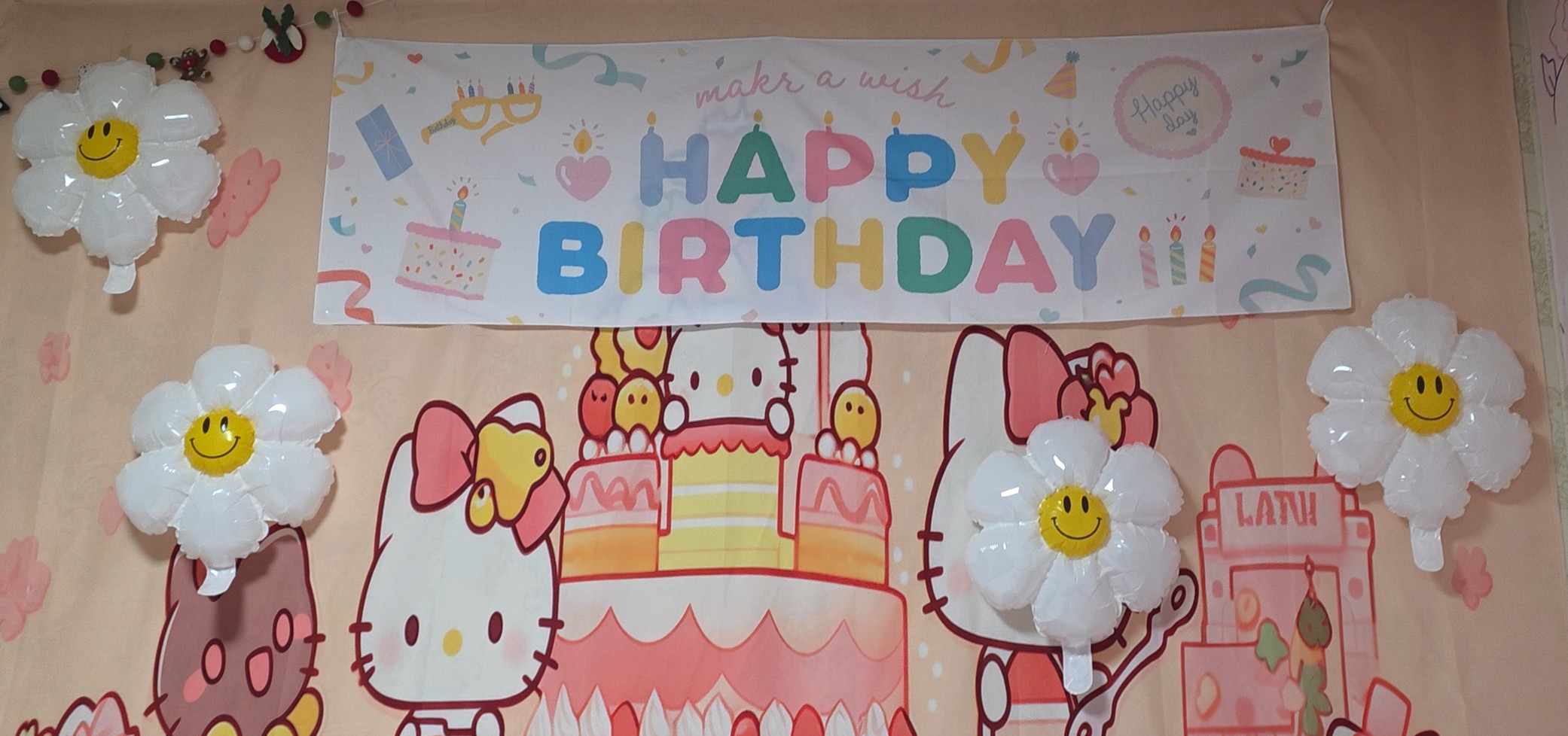 생일 가랜드와 꽃 풍선