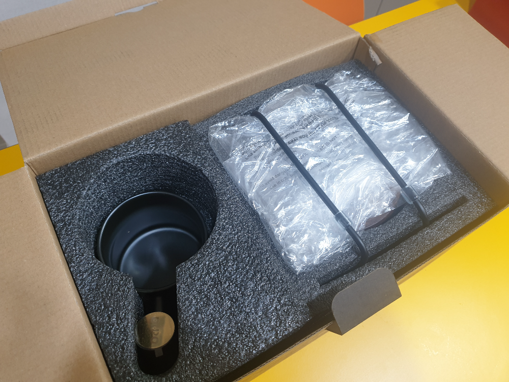 박스가 열려있고 서버와 드립스테이션이 스펀지에 쌓여있다.