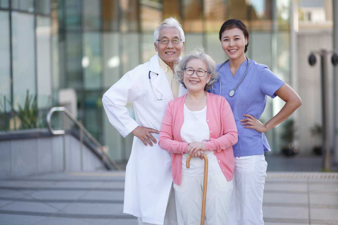 노인 복지 혜택을 받아 환하게 웃는 노인과 의사와 간호사