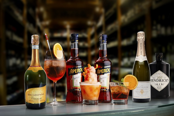 술병과 술이 가득한 술잔들