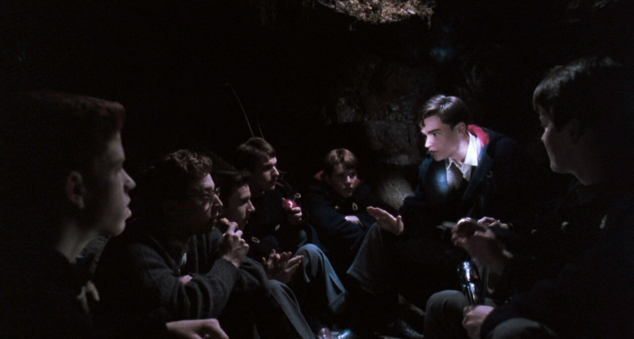 동굴 속에서 죽은 시인의 모임을 여는 학생들