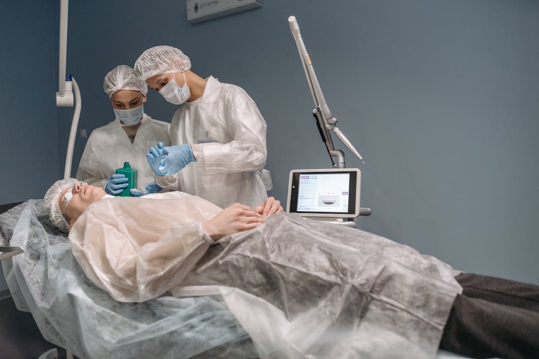 두명의 의사가 환자를 수술하려고 준비하는 모습