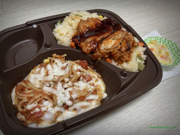 GS25 편의점 바베큐치킨덮밥 & 스파게티 도시락 2022년 5월 포장 반찬 구성(토마토 스파게티, 바베큐 양념 치킨, 옥수수 샐러드, 볶음밥) 데운 후