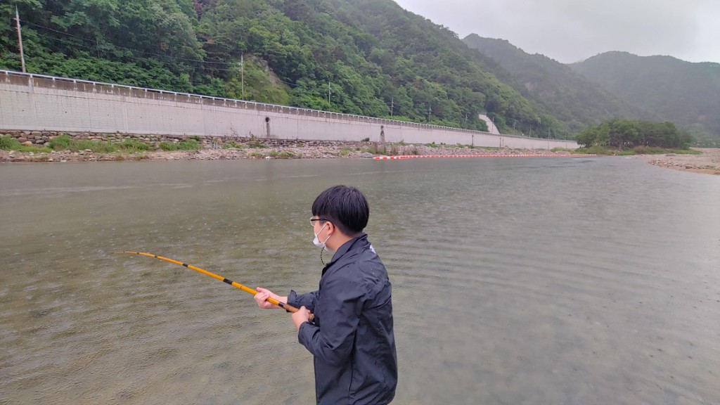 인제 구만동 계곡에서 낚시하는 아이 모습