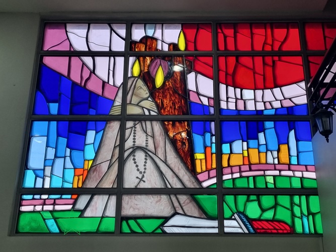 충주 봉방동성당 주보성인 성녀 아가타를 그린 스테인드글라스 사진입니다.