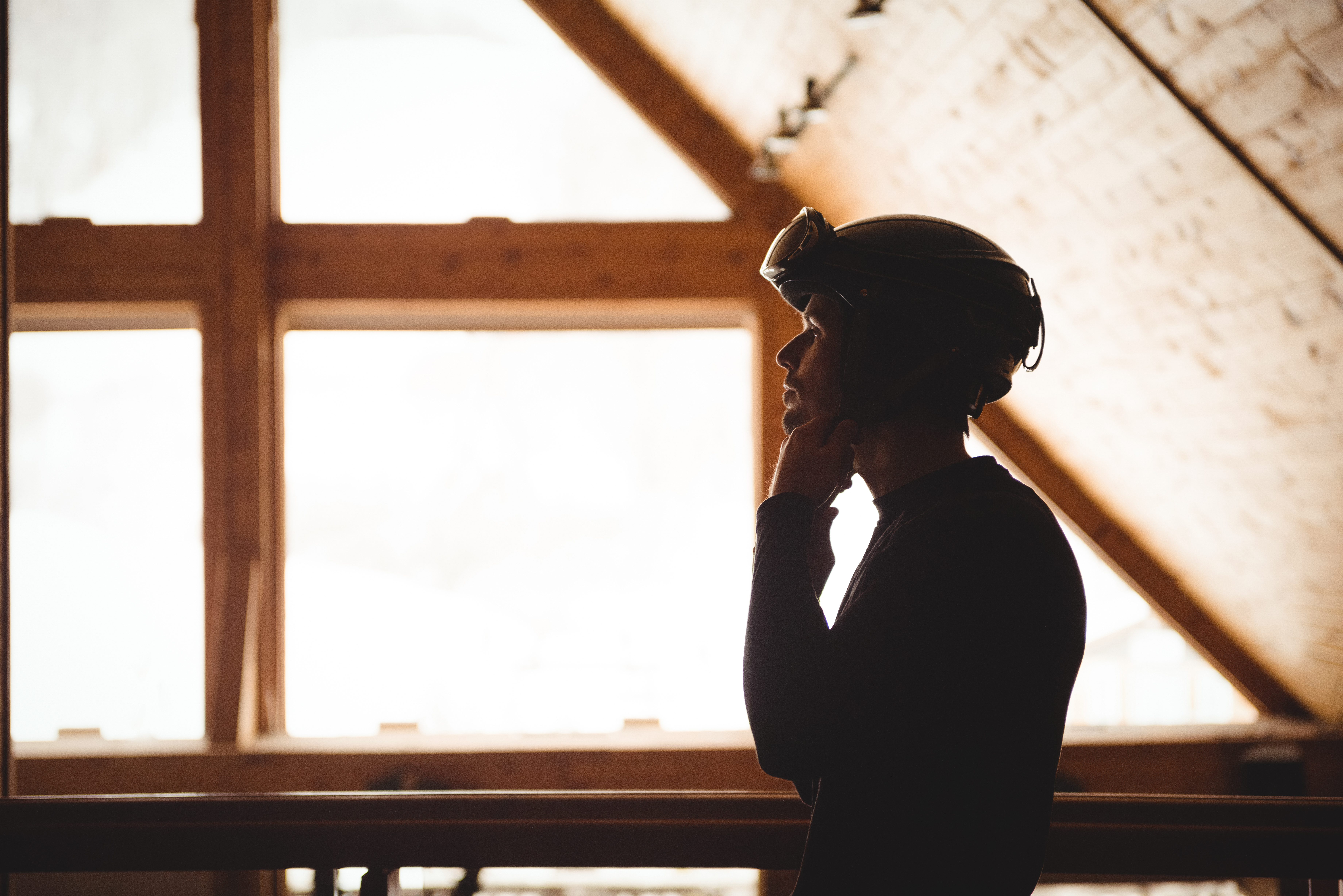 생각에 잠긴 남성의 모습