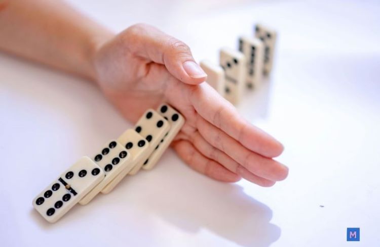 투자 실패 후 도미노 효과를 막는 손 - 사업 손실 멘탈 관리의 중요성 via Canva