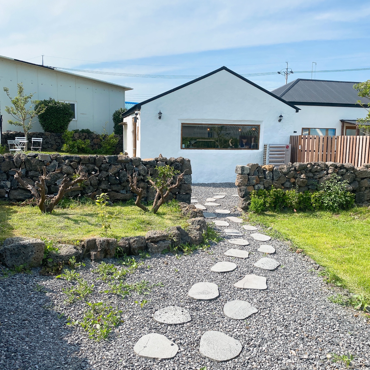 제주 서귀포 성산 혼인지 돌창고 개조 돌집 카페 고요히