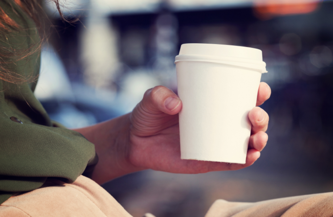 커피를 들고 있는 여성의 모습