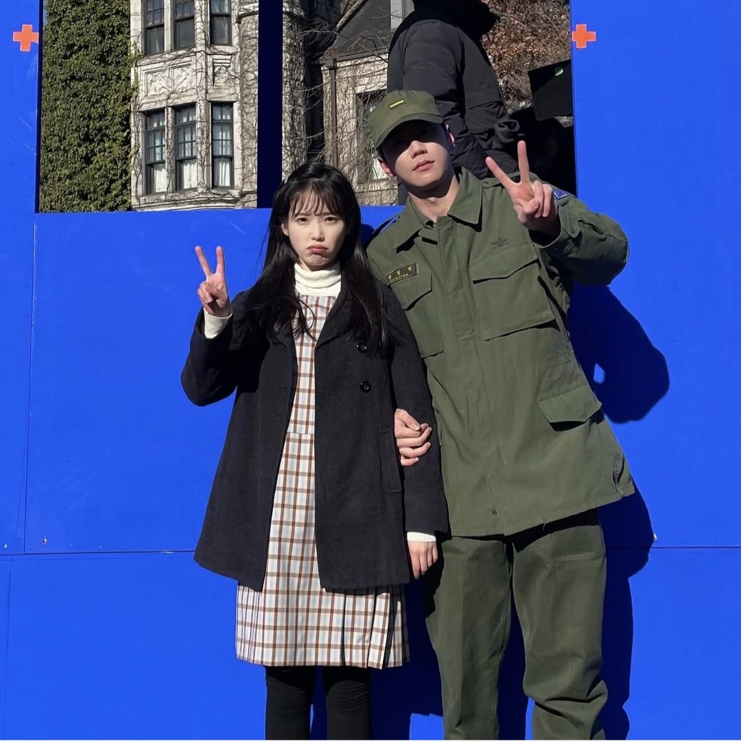 금명과 군복을 입은 영범이 브이를 하고 찍은 사진